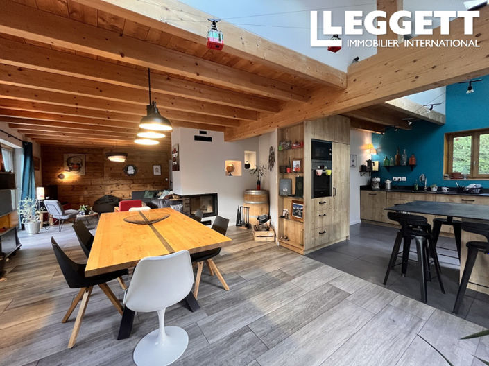 Image No.8-10 Bed House for sale