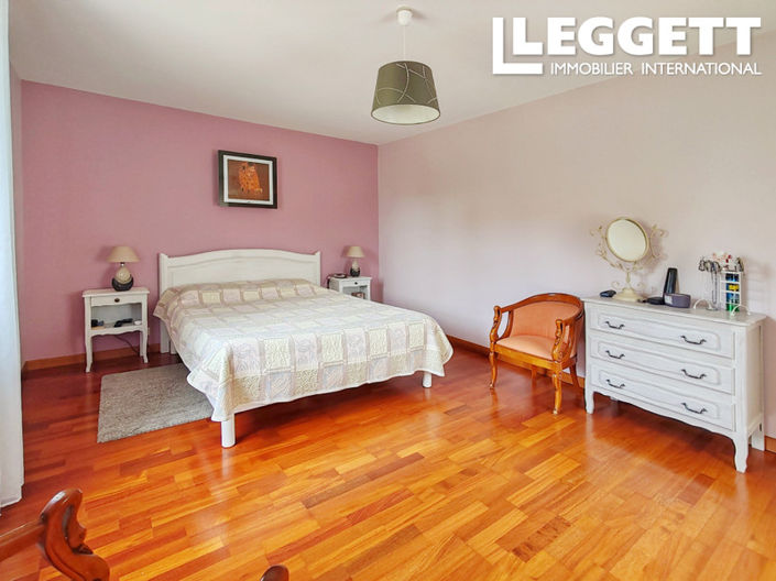 Image No.6-5 Bed House for sale