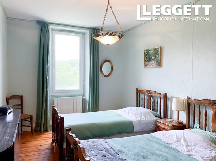 Image No.10-11 Bed House for sale