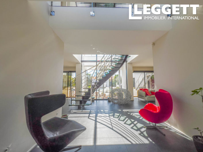 Image No.8-5 Bed House for sale