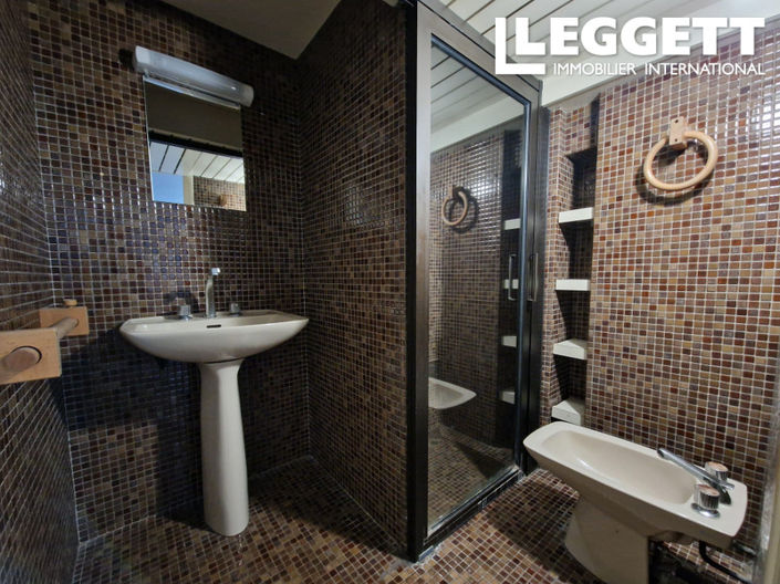 Image No.6-6 Bed House for sale