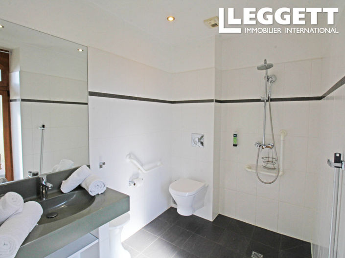 Image No.7-16 Bed Commercial for sale