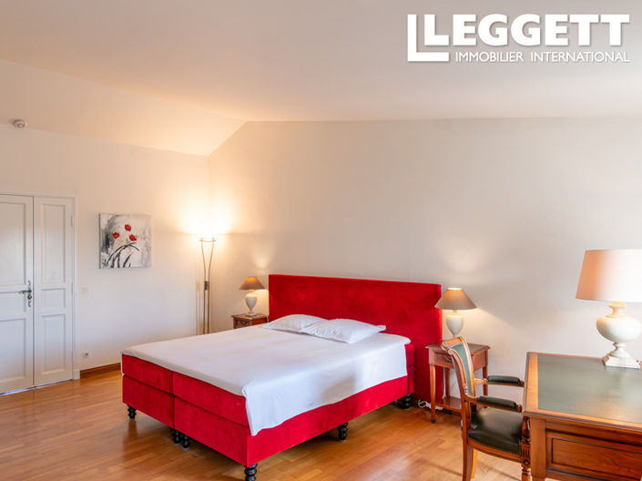 Image No.6-10 Bed House for sale