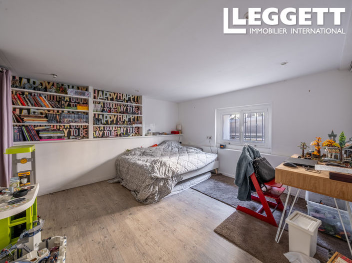 Image No.8-5 Bed House for sale