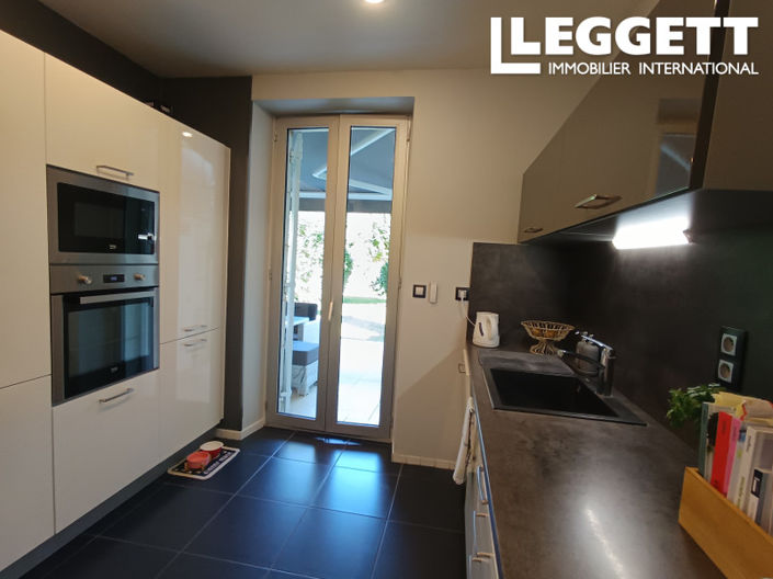 Image No.8-6 Bed House for sale