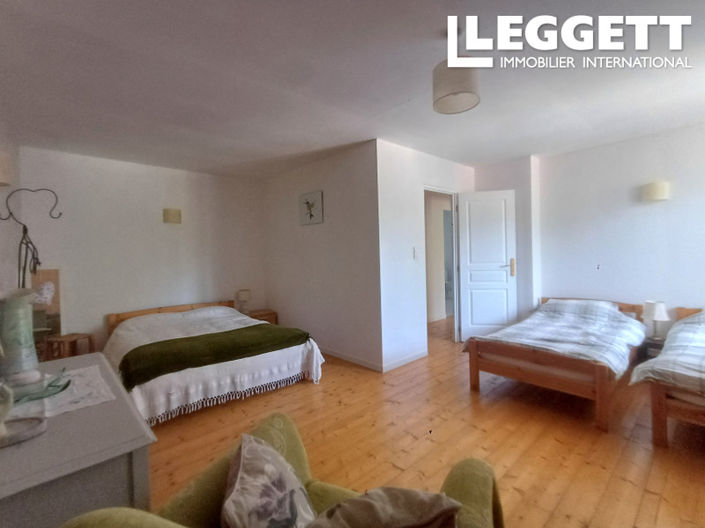 Image No.8-5 Bed House for sale