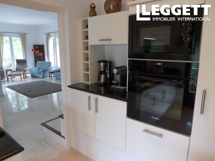 Image No.8-6 Bed House for sale