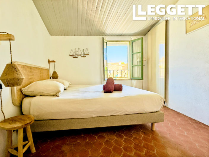 Image No.10-3 Bed House for sale