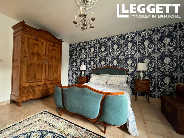 Image No.8-6 Bed House for sale