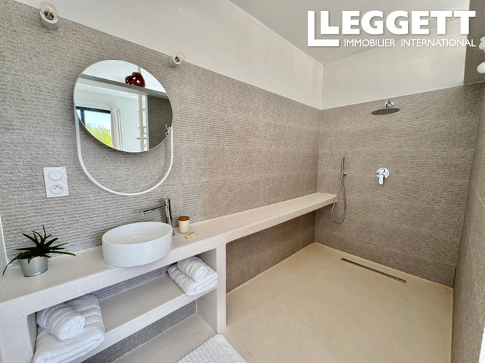 Image No.8-18 Bed House for sale