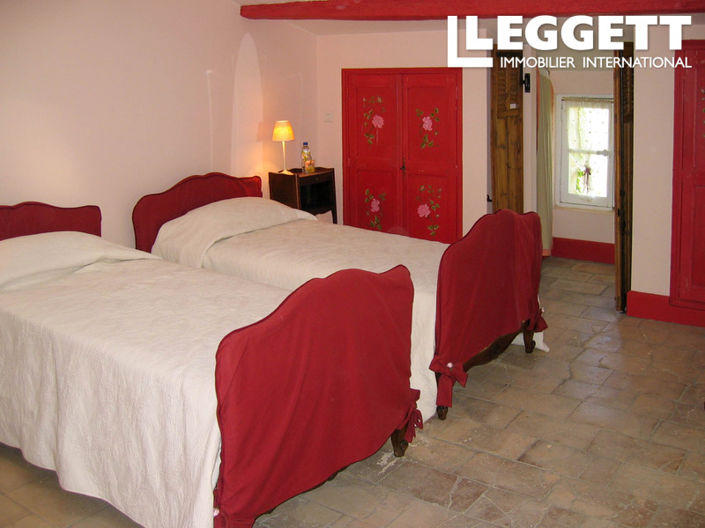 Image No.8-6 Bed House for sale