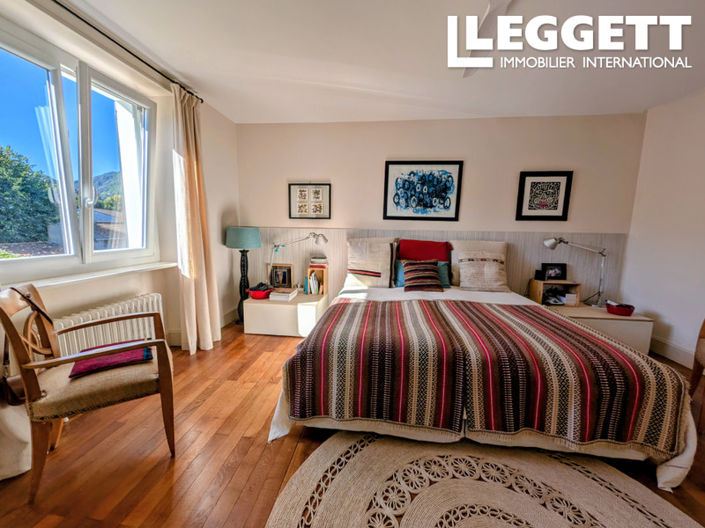 Image No.8-5 Bed House for sale