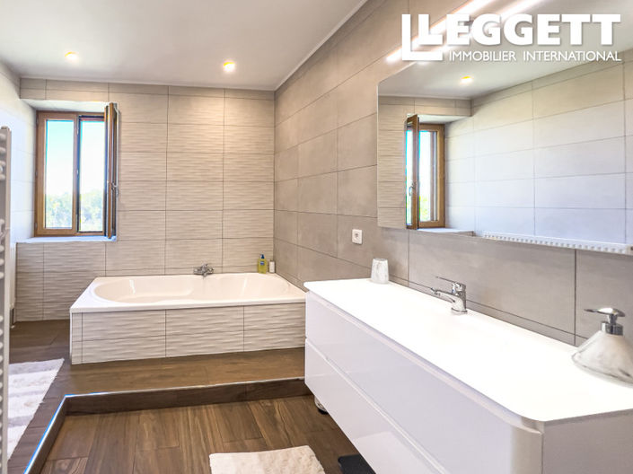 Image No.8-5 Bed House for sale