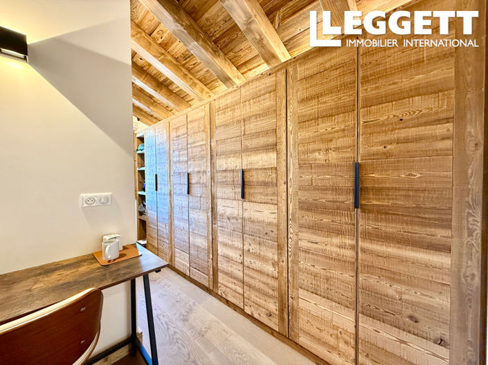 Image No.8-5 Bed House for sale