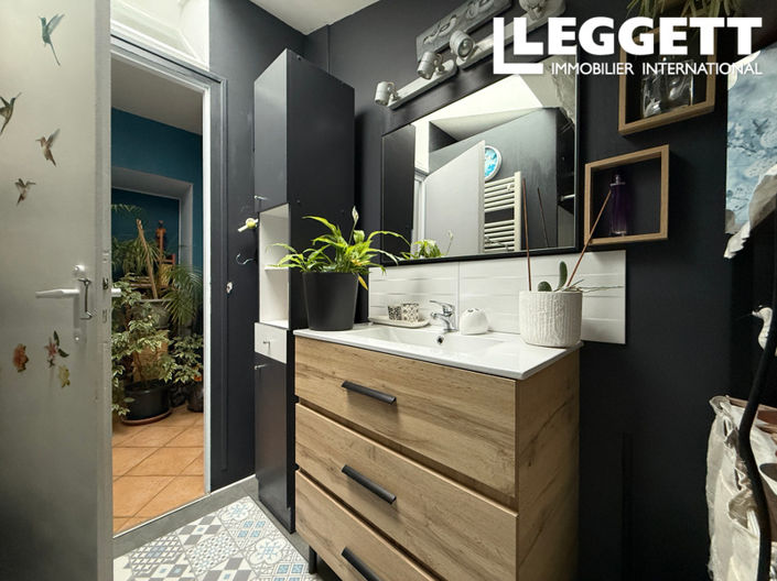 Image No.8-7 Bed House for sale