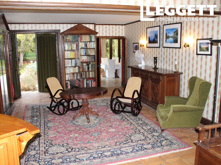 Image No.8-10 Bed House for sale