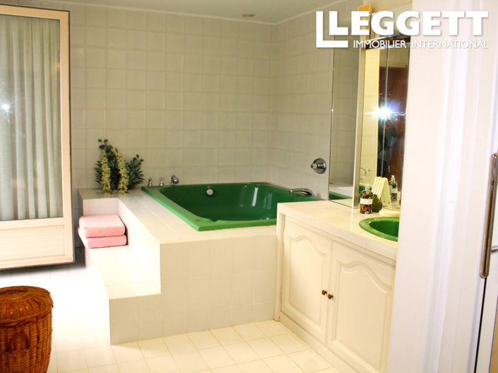 Image No.9-10 Bed House for sale