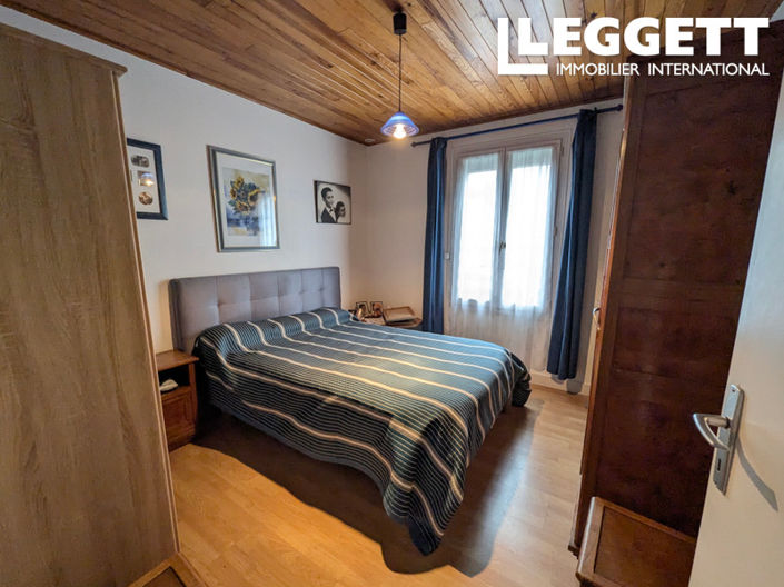 Image No.8-5 Bed House for sale