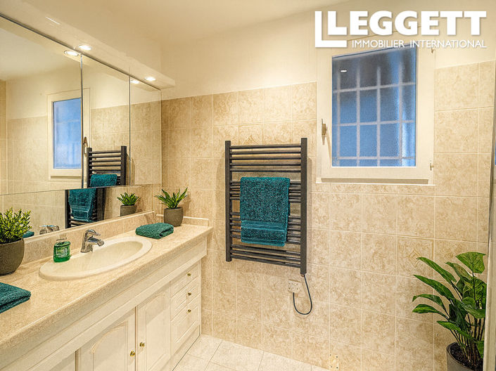 Image No.10-3 Bed House for sale