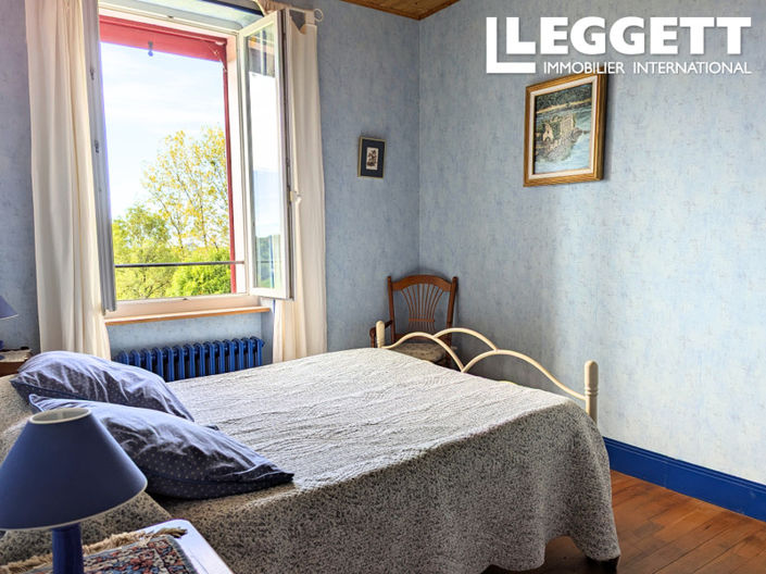 Image No.8-8 Bed House for sale