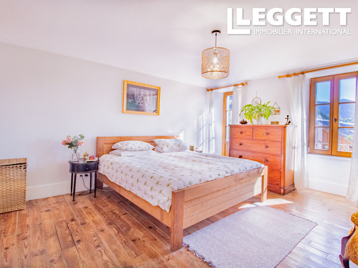 Image No.6-8 Bed House for sale