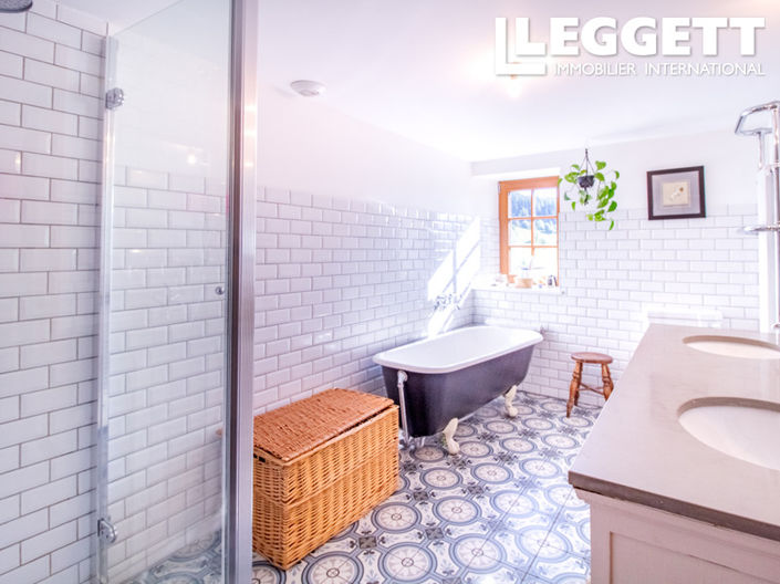 Image No.8-8 Bed House for sale