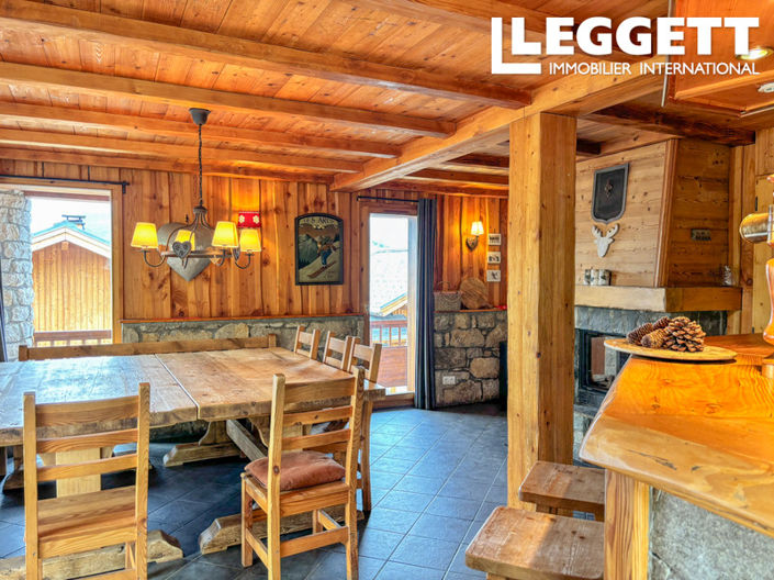 Image No.8-7 Bed House for sale