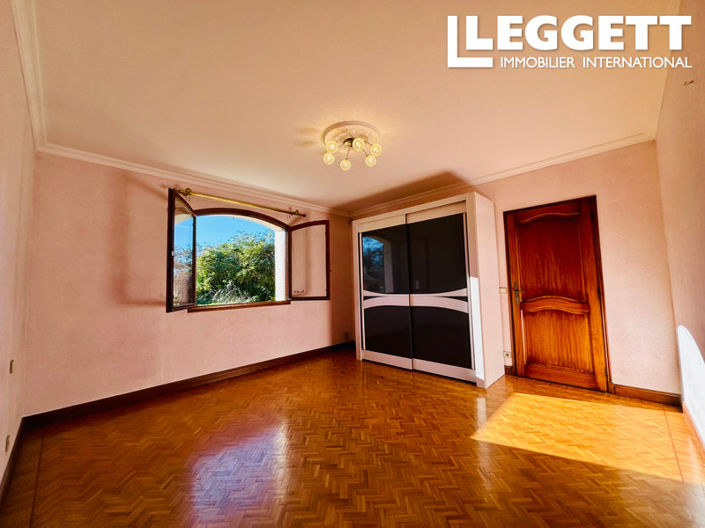 Image No.8-5 Bed House for sale