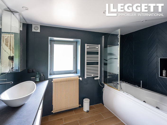 Image No.9-6 Bed House for sale