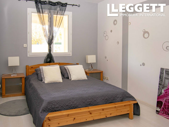 Image No.6-5 Bed House for sale