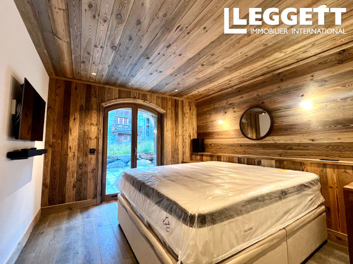 Image No.8-6 Bed House for sale