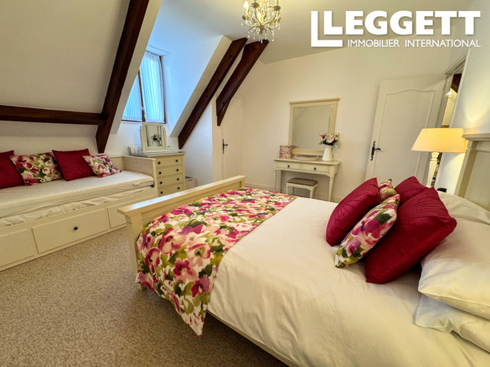 Image No.7-8 Bed House for sale