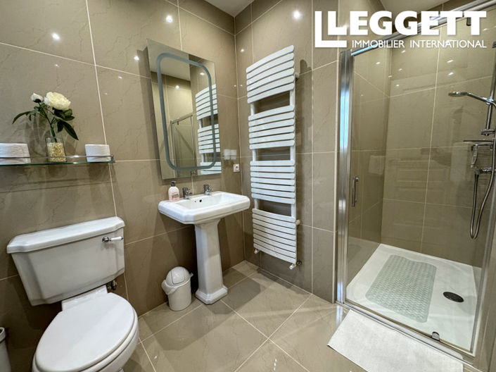 Image No.8-8 Bed House for sale