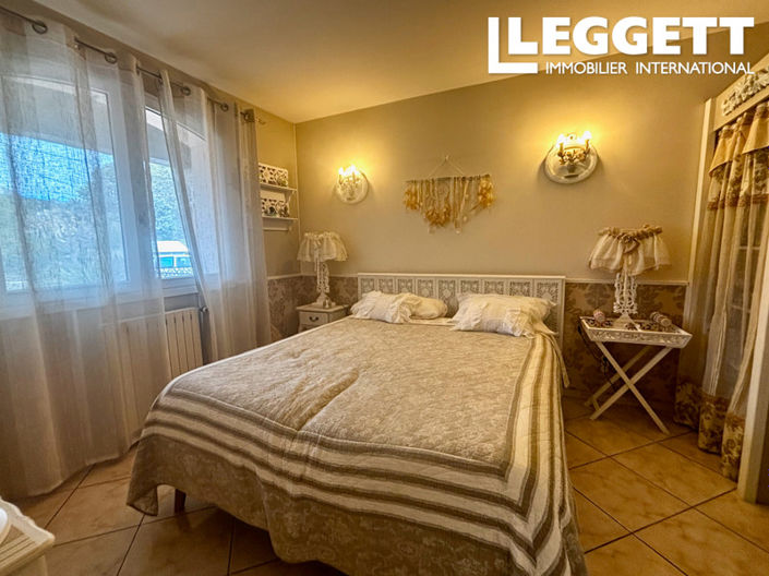 Image No.6-10 Bed House for sale