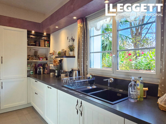 Image No.6-6 Bed House for sale