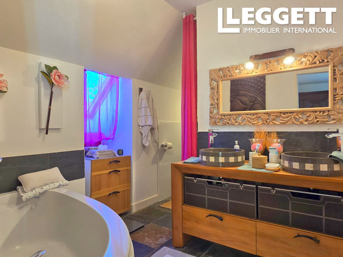 Image No.8-6 Bed House for sale