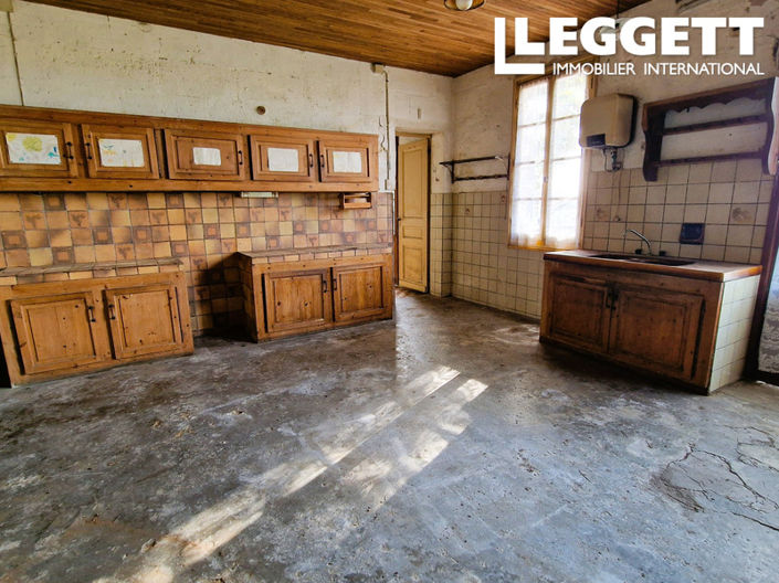 Image No.6-6 Bed Commercial for sale