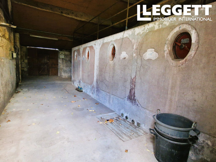 Image No.9-6 Bed Commercial for sale