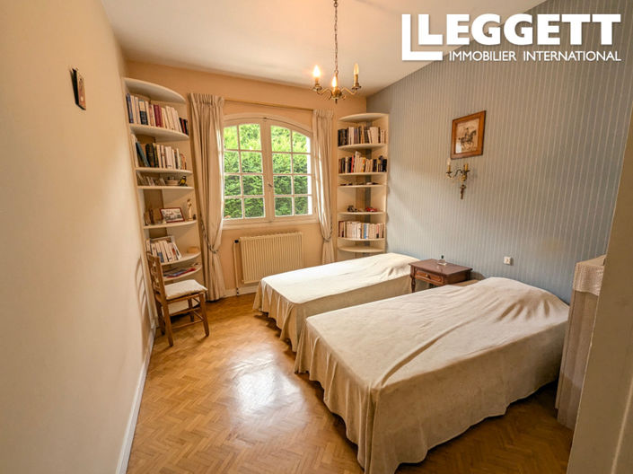 Image No.8-5 Bed House for sale