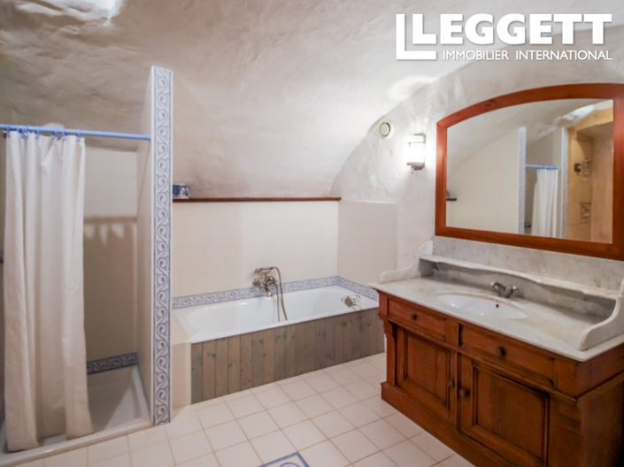 Image No.7-9 Bed Commercial for sale