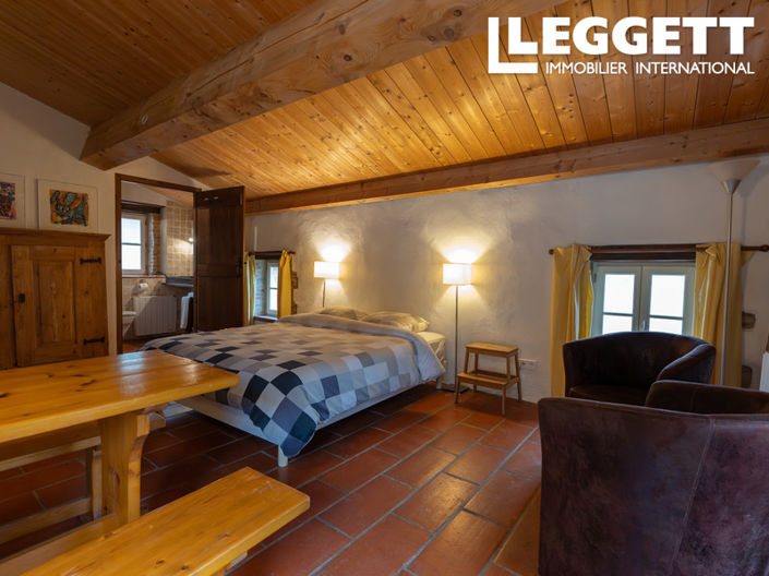 Image No.7-10 Bed House for sale