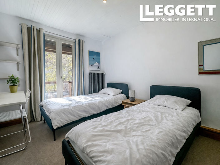 Image No.8-5 Bed House for sale