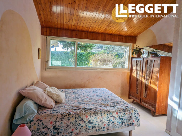 Image No.8-5 Bed House for sale