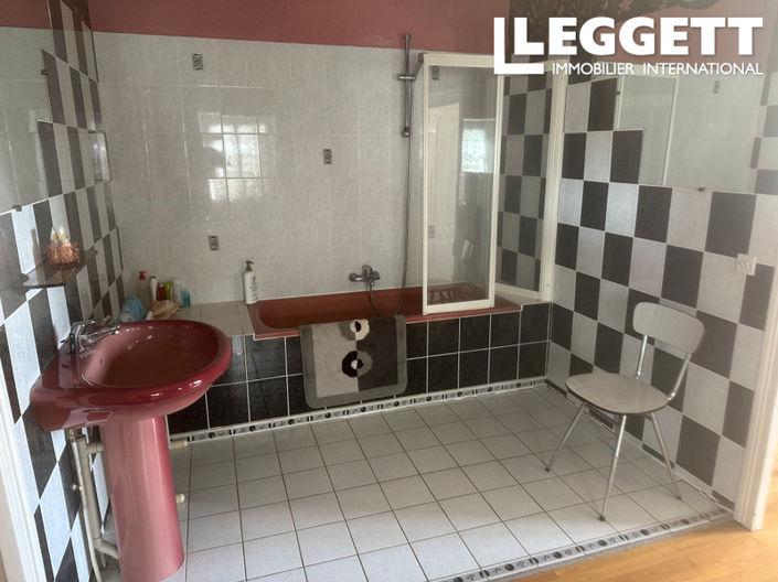 Image No.6-8 Bed House for sale