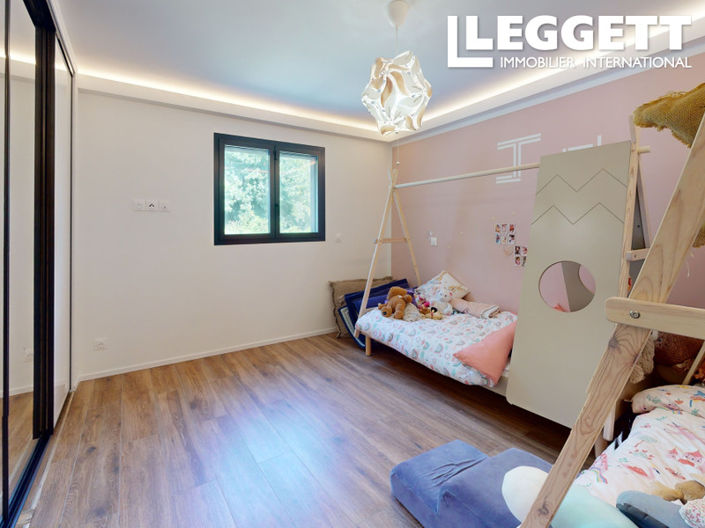 Image No.8-4 Bed House for sale