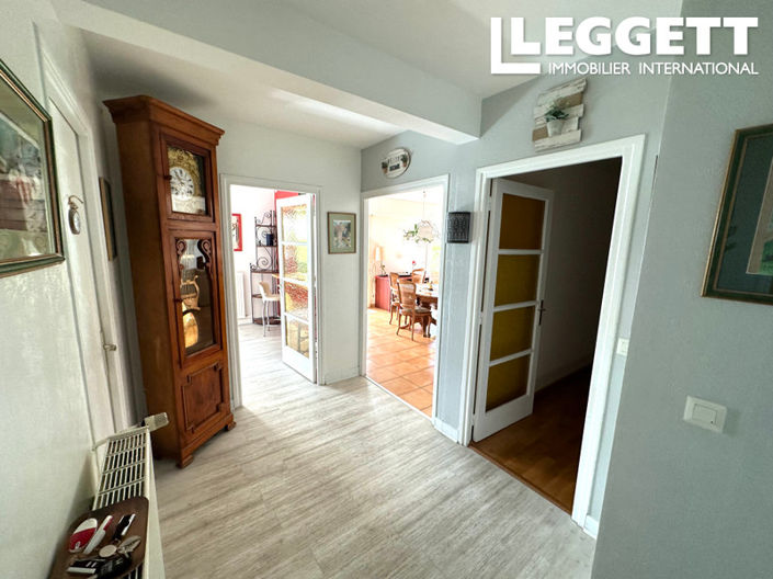 Image No.8-6 Bed House for sale