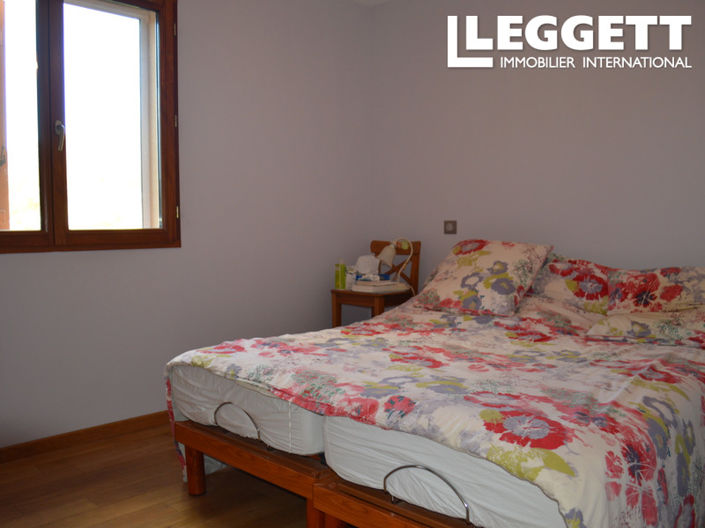 Image No.10-3 Bed House for sale