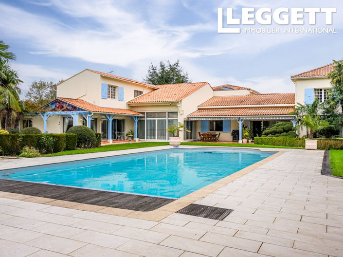 Image No.1-8 Bed House for sale