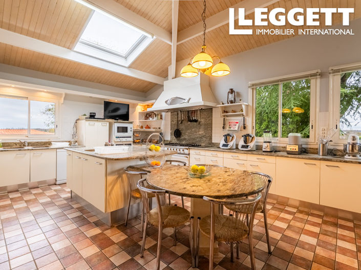 Image No.4-8 Bed House for sale