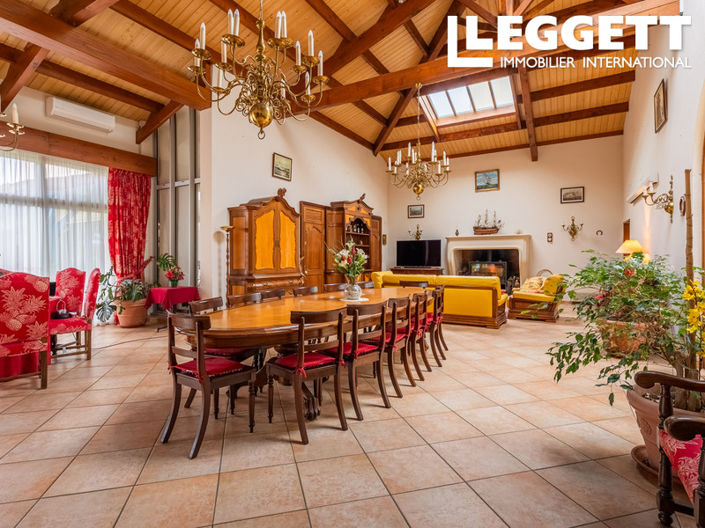 Image No.5-8 Bed House for sale